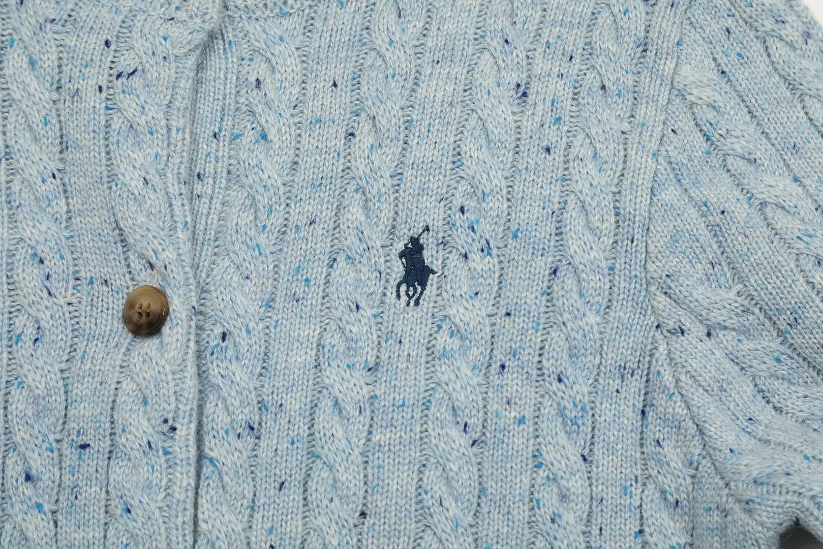 P230 Top quality" Style number: DS018# [Ralph Lauren wool blended pony embroidered logo twist knitted cardigan] ✅Ralph Lauren gradient multi-color dot versatile knitted cardigan jacket for all seasons ✅15% Merino cotton wool 85% wool blend Customized laser buttons Clean and clear texture ✅ZP quality 1:1 version Scan the code to enter the GF website Counter quality ✅Detailed quality The only one in Guangzhou Imported quality wool, focusing on high-end, cost-effective, good quality needless to say ✅The version is restored to the original order, the maximum size can be worn up to 150 pounds, loose, comfortable and stress-free ✅The upper body is simple and easy to match, a must-have for goddess ootd. Good-looking clothes are never picky. A must-have in the goddess's wardrobe. Size: S-L Color: Navy blue, light blue, off-white, leather pink, Christmas red